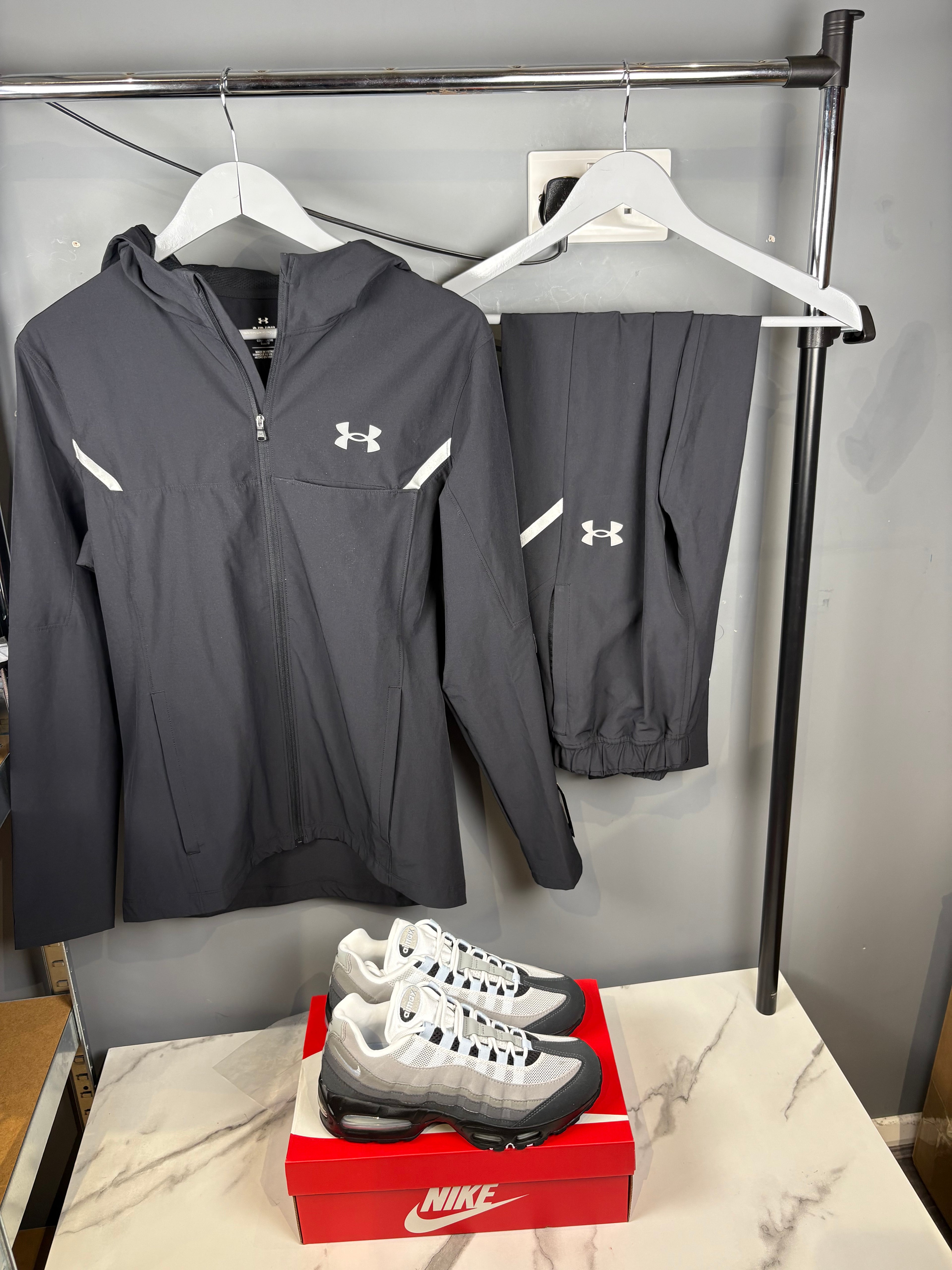 Mens black under armour tracky