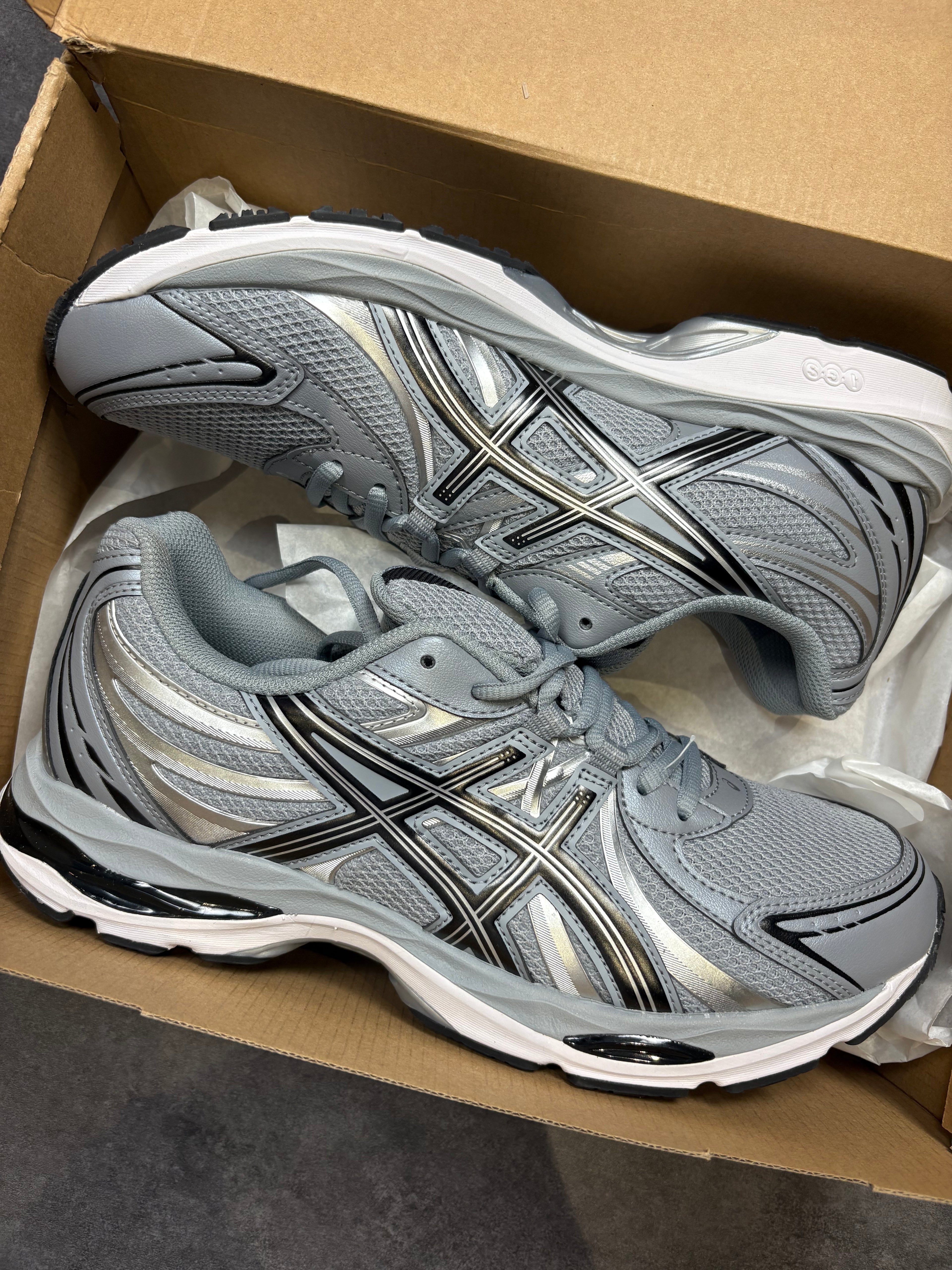 ASICS gel sekerin "Wolf grey/Black"