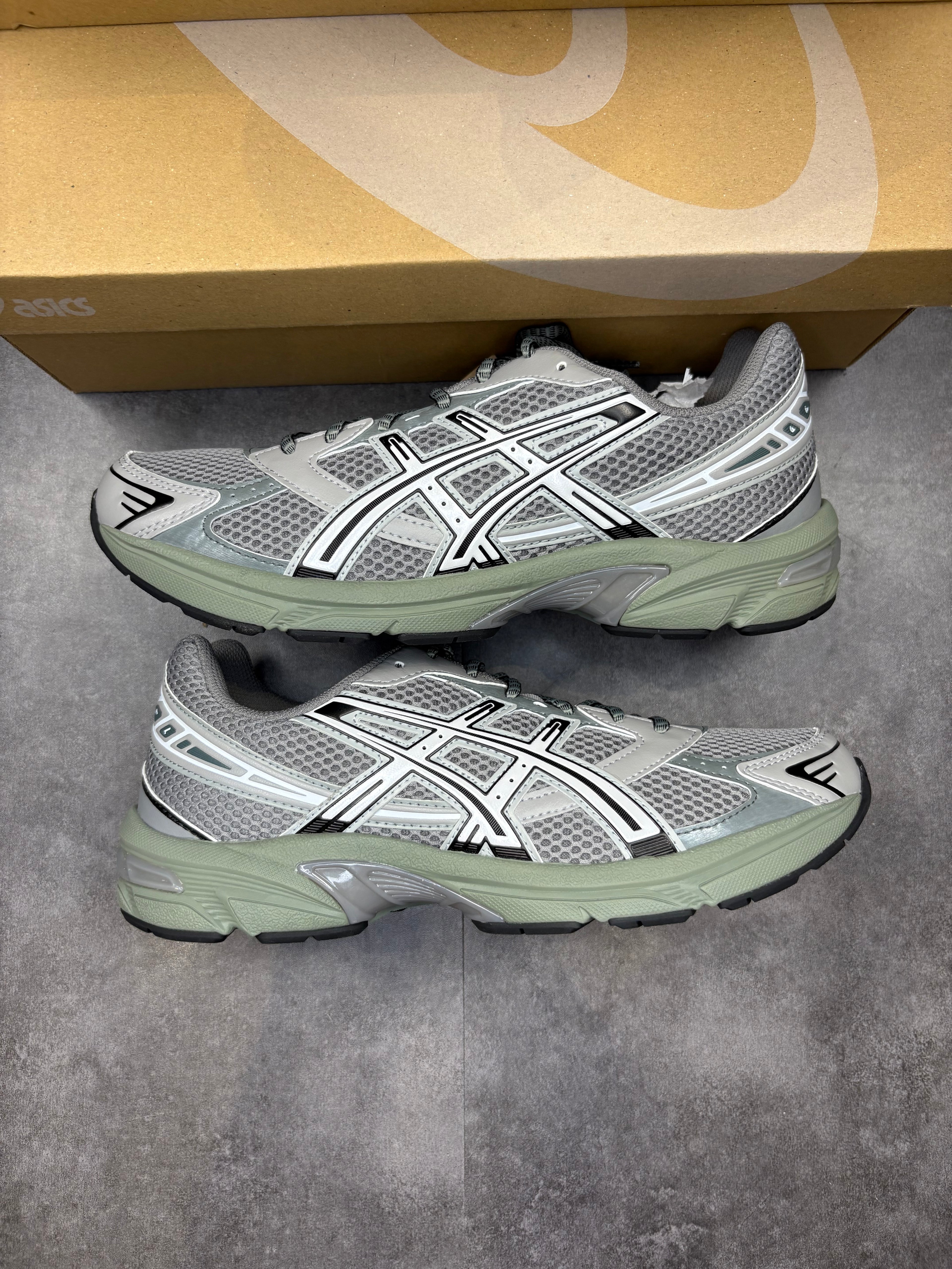 Wild dove asics