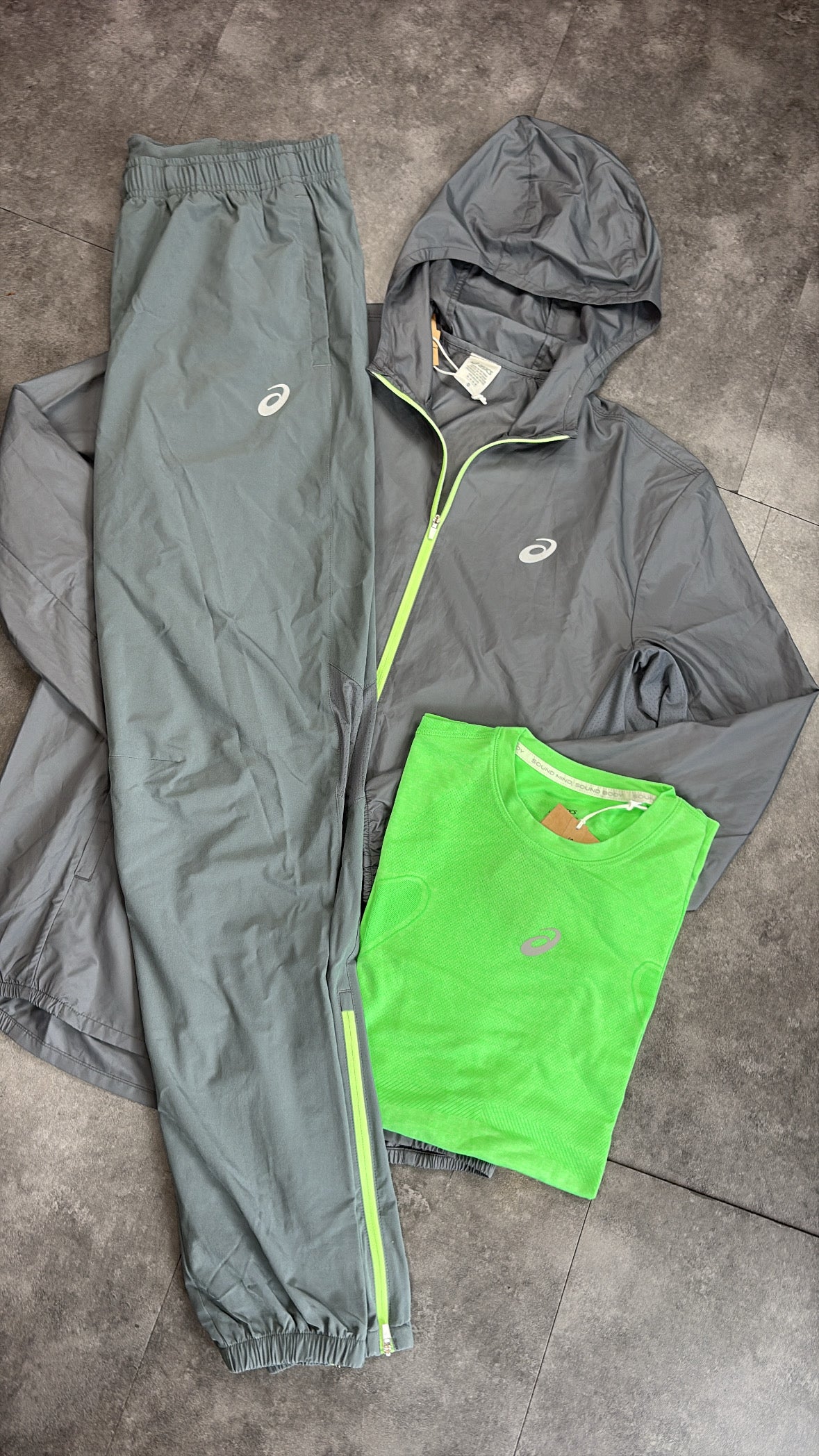 ASICS core tracksuit "neon/dark grey"
