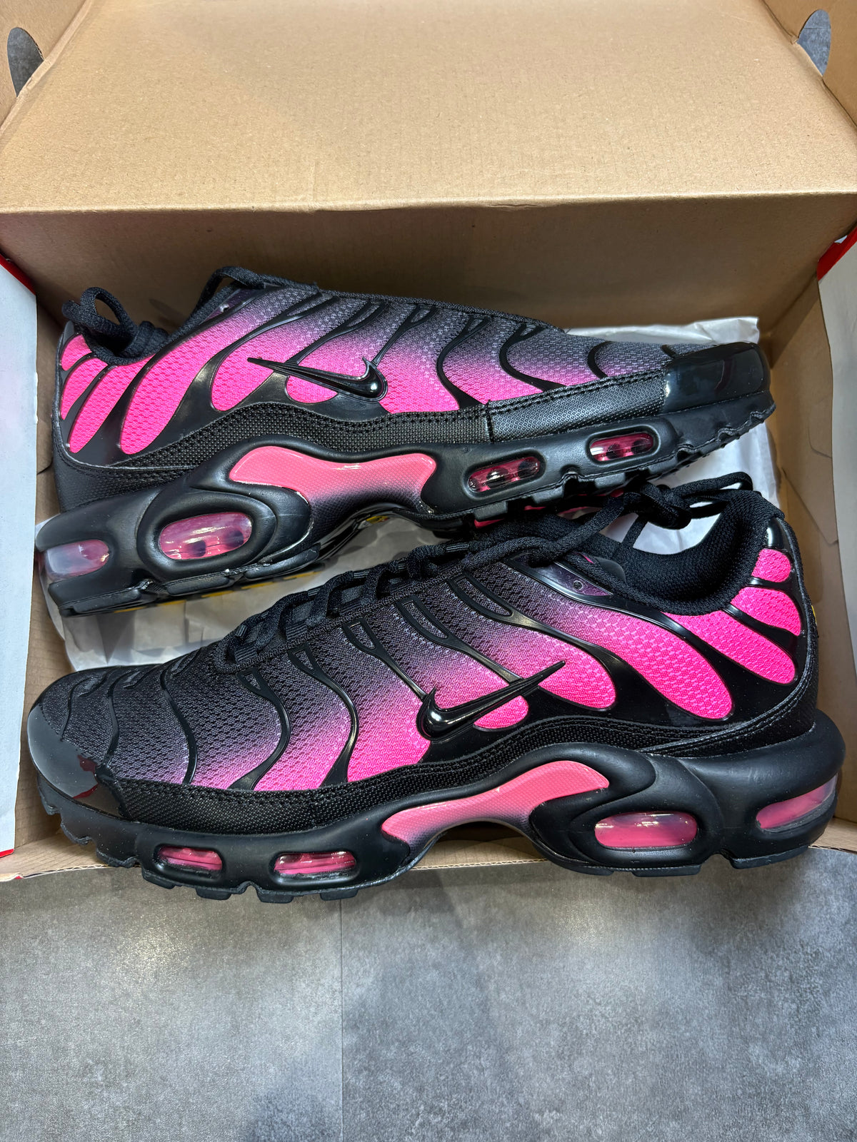 Nike TNS trainers "Hyper pink"